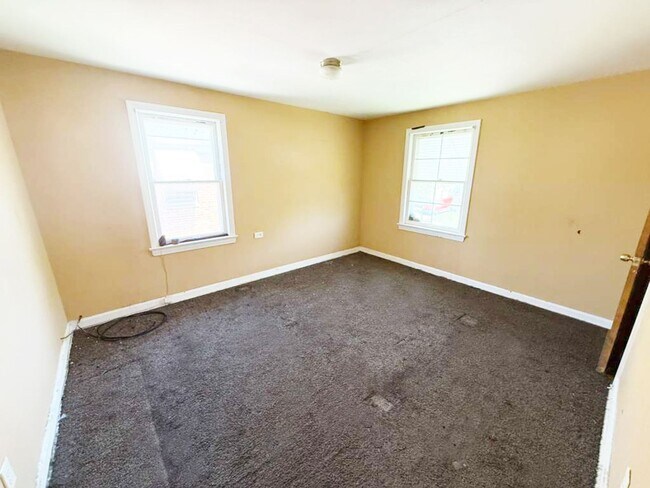 Building Photo - 3 BED 1 BATH SINGLE FAMILY HOME