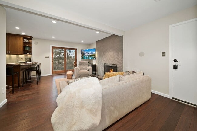 Building Photo - ABSOLUTELY GEORGEOUS 5BD/3.5BA Fully-Renov...