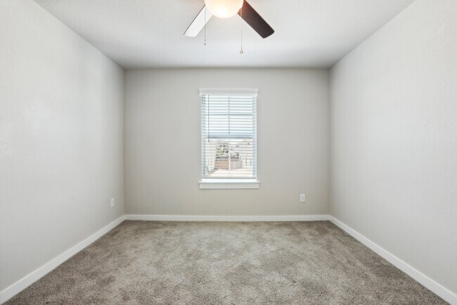 Building Photo - 2310 Calvert Dr