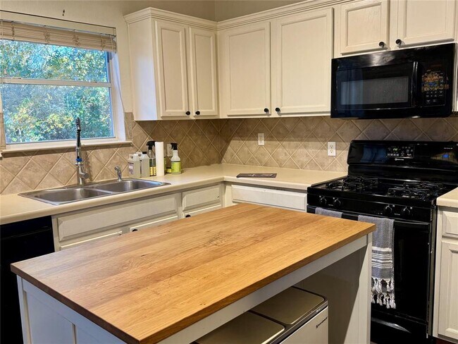 Building Photo - 2308 Sweet Clover Dr