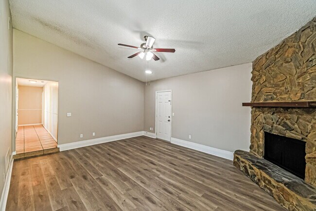 Building Photo - 810 Hardwood St