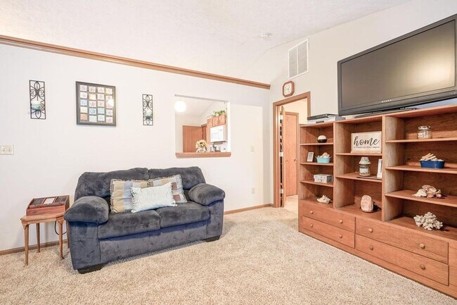 Building Photo - South side 3 Bedroom, 2 Bath Home, w/ 2 car attached garage