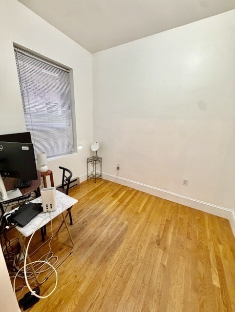 Building Photo - 162 Endicott St