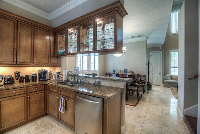 Building Photo - 1043 Memorial Village Dr