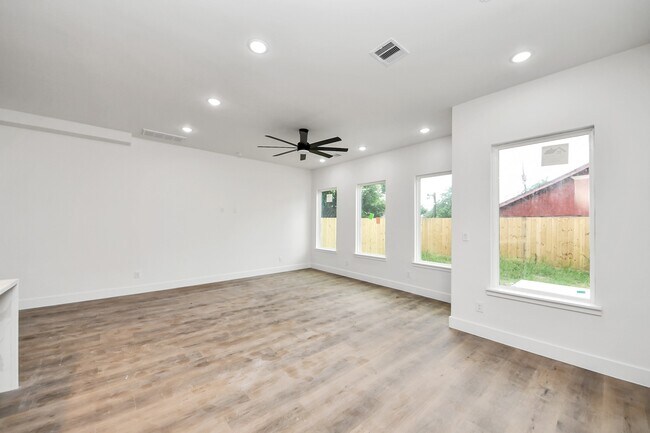 Building Photo - 8206 Colonial Ln