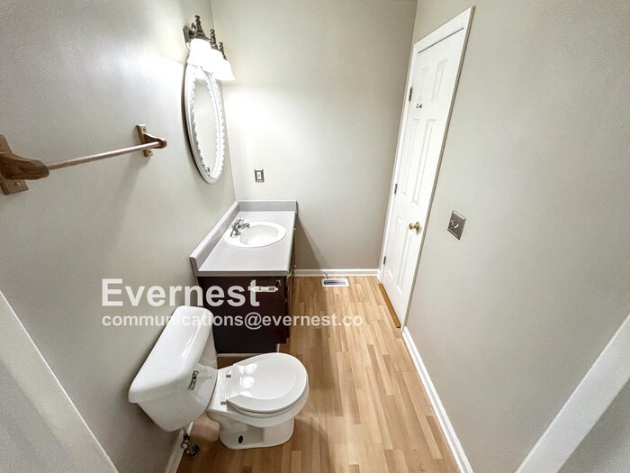 Building Photo - 902 Wildrose Ct