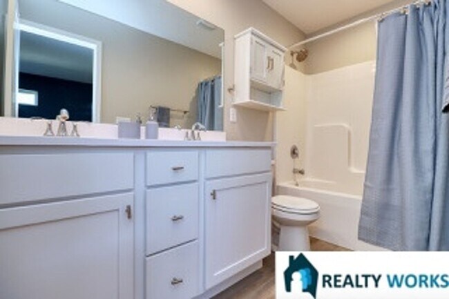 Building Photo - 3 Bedroom, 2.5 Bath townhome in great loca...