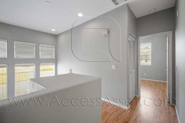 Building Photo - 3 Bed / 2.5 Bath Townhome | Open Layout + Modern Finishes