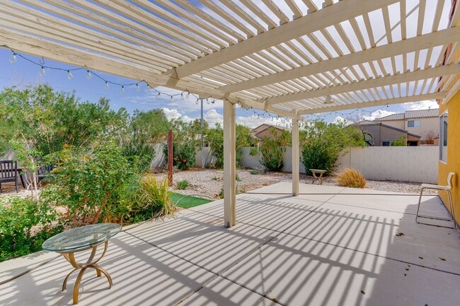 Building Photo - CHARMING 2 BEDROOM HOME IN GATED COMMUNITY...