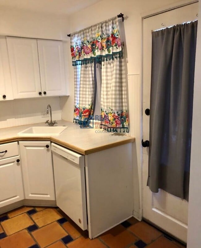 Building Photo - 2858 Jasmine St