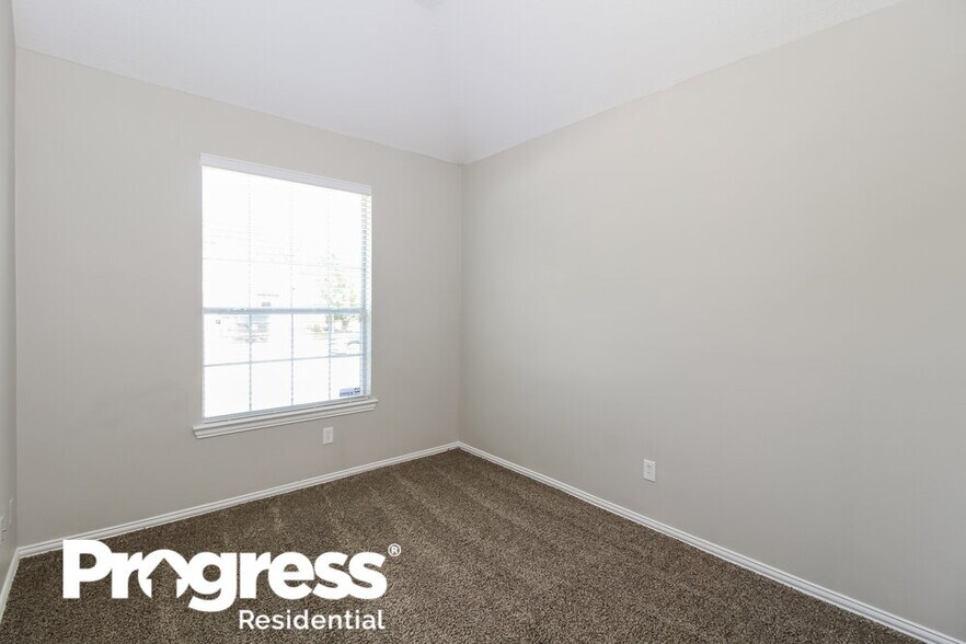 Building Photo - 828 Pinnacle Cir