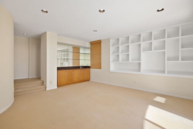 Building Photo - Exclusive Pelican Ridge Home.