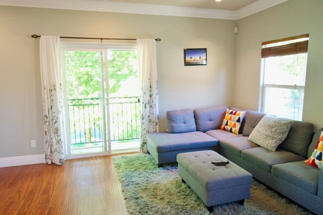 Building Photo - Modern House Near Downtown