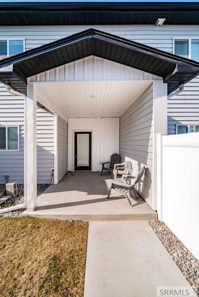 Building Photo - Like-New 3BD/2.5BA Home | Garage + Fenced Yard + W/D Included! $500.00 Rent Credit for the month ...