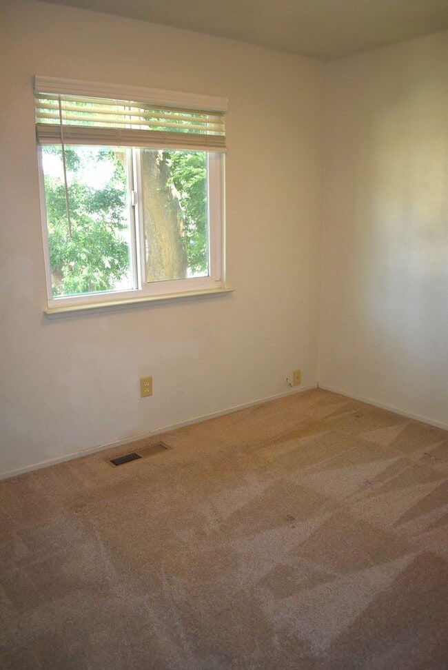 Building Photo - Woodstock Green Townhome unit with a commu...