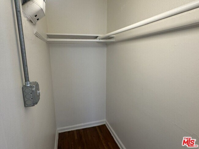 Building Photo - 944 Havenhurst Dr