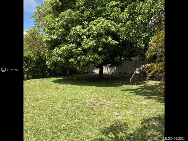 Building Photo - 752 NW 24th Ct