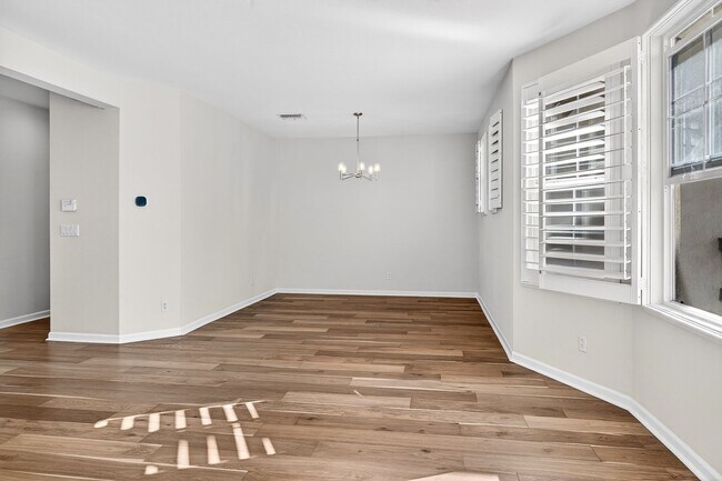 Building Photo - Beautiful Upgraded Townhome: 1,676 sqft, 2-Car Garage + Iron Horse Trail Access