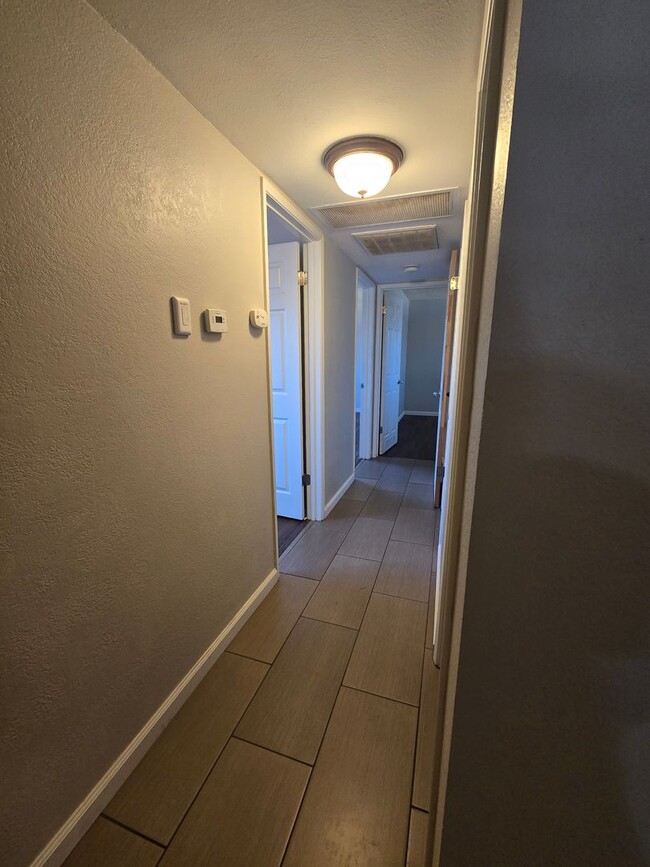 Building Photo - 3 BR 2 BA Available Now