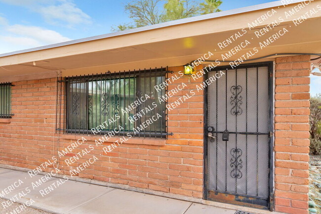 Building Photo - 801 E Holaway Dr