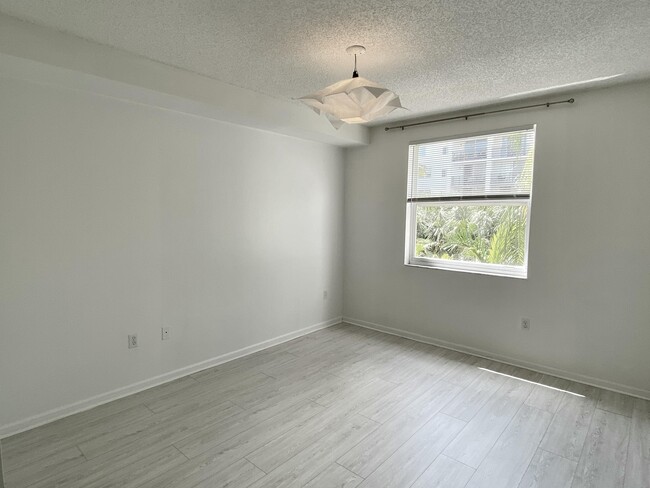Building Photo - 17125 N Bay Rd