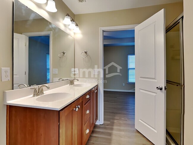 Building Photo - 8824 Shadowglen Dr