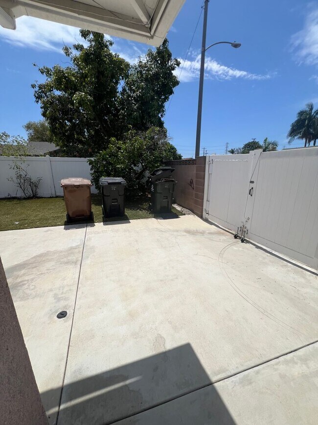 Building Photo - 1830 W Bernardy Pl
