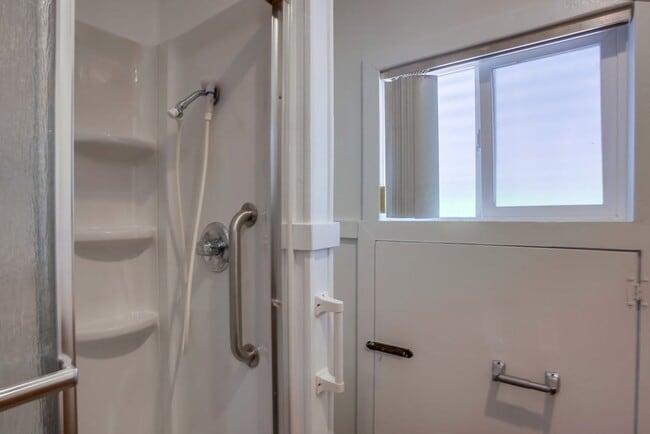 Building Photo - 55+ Mobile Home Community, 2 Bedroom + Sun...