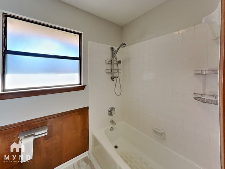 Building Photo - 15710 Fern Ridge St