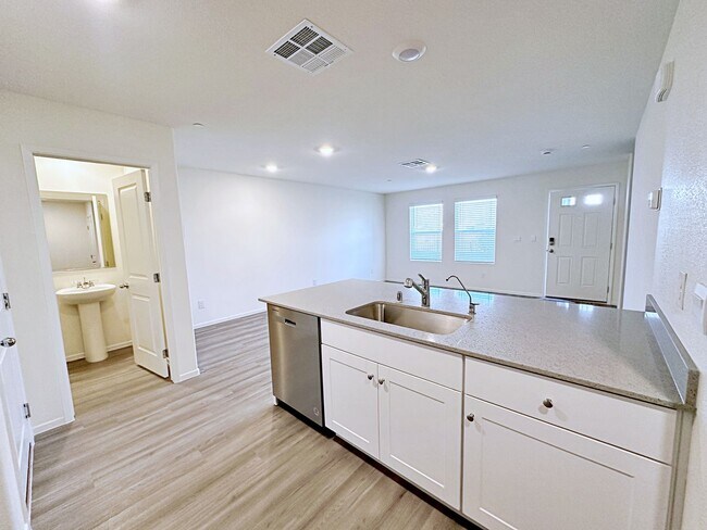 Building Photo - 1 MONTH FREE RENT* 3 BEDROOM TOWNHOUSE LOCATED IN INSPIRADA