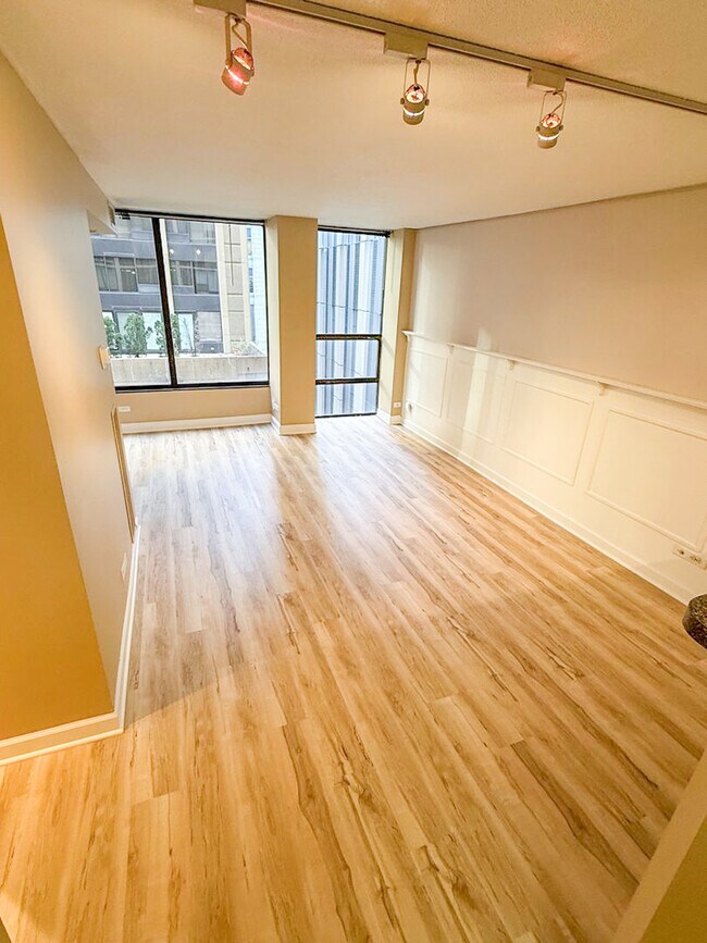 Building Photo - 230 E Ontario St