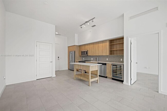 Building Photo - 2150 N Bayshore Dr