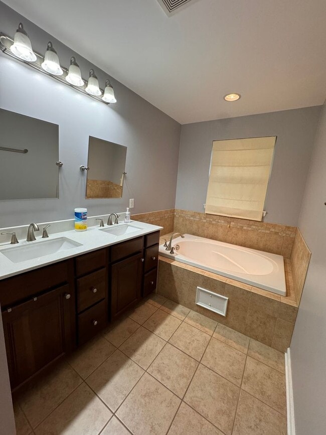 Building Photo - Beautiful 3 Bedroom town-home in Haymaker Pointe