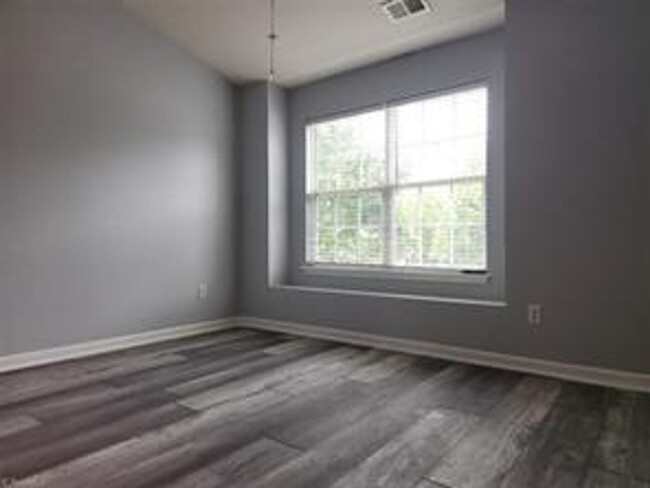 Building Photo - 2 bed/2.5 bath townhome in Hampton Knoll