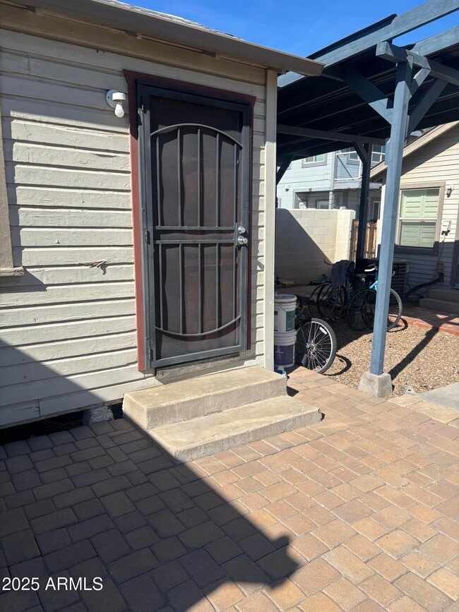 Building Photo - 1329 W Fillmore St