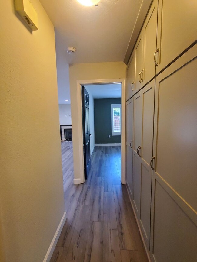 Building Photo - Easy Living @ Gorgeous 2bd/2ba in Cobblest...