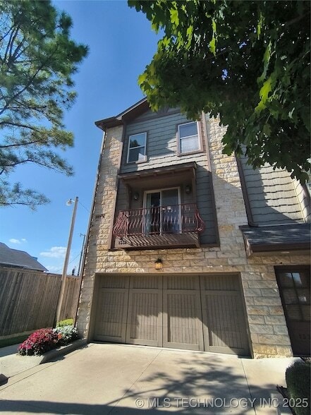 Building Photo - 1331 E 41st Pl
