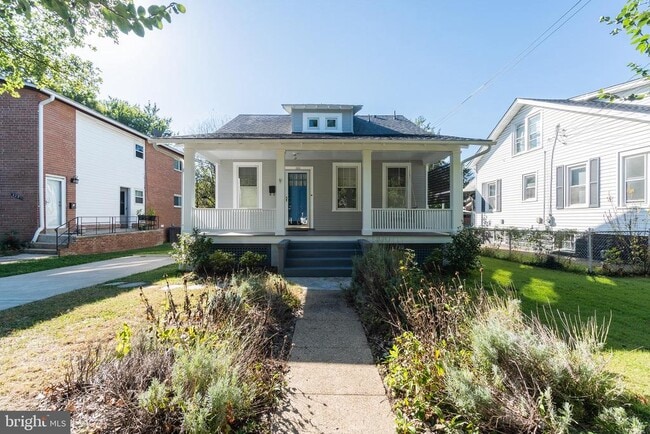 Building Photo - 928 19th St S