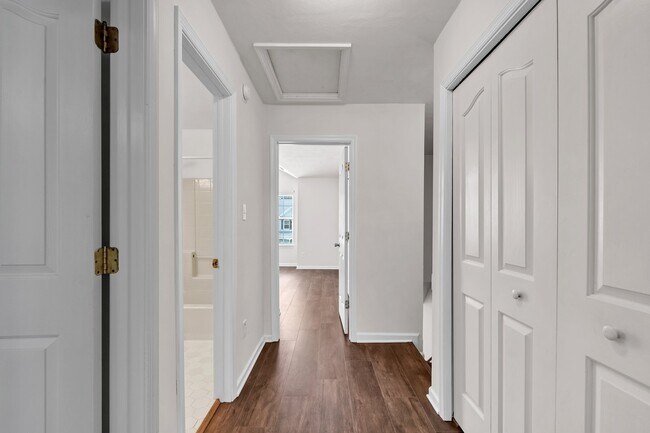Building Photo - 518 S Lake Cir