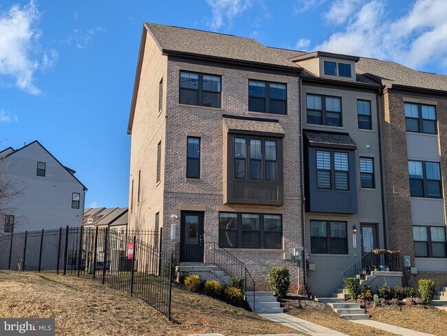 Building Photo - 6710 Belcrest Rd