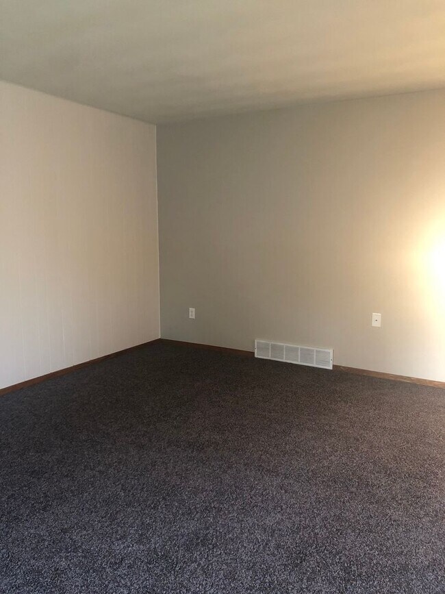 Building Photo - 1336 Meadow Ln