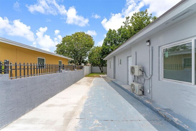 Building Photo - 17915 NW 43rd Ct