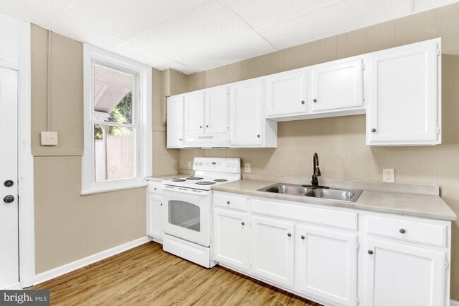 Building Photo - Coming Soon! Spacious 3 Bedroom, 1 Bath Ho...