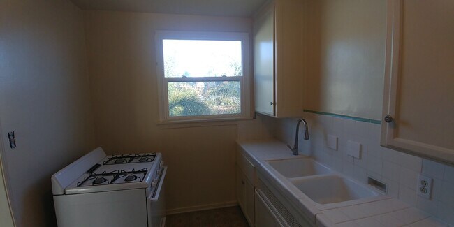 Kitchen - 418 E Freeland St