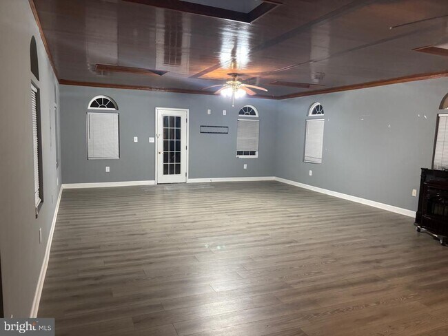 Building Photo - 9238 Crescent Ln
