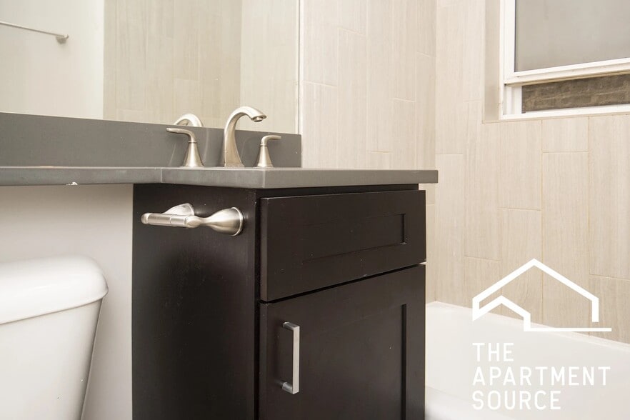 Building Photo - 511 W Belmont Ave