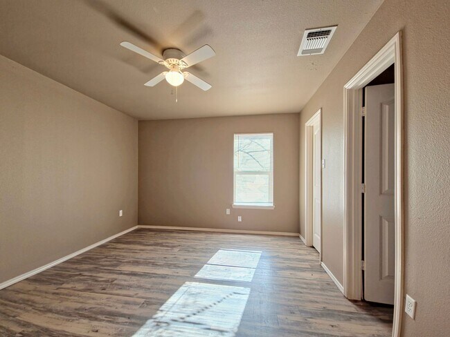 Building Photo - Cozy 3/2/1 in Northeast Lubbock