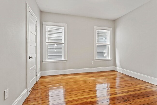 Building Photo - 68 Saxton St