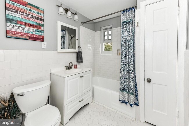 Building Photo - 1808 W Abingdon Dr