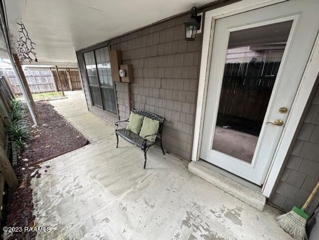 Building Photo - 3 bed, 2 bath townhouse AVAILABLE NOW!!!